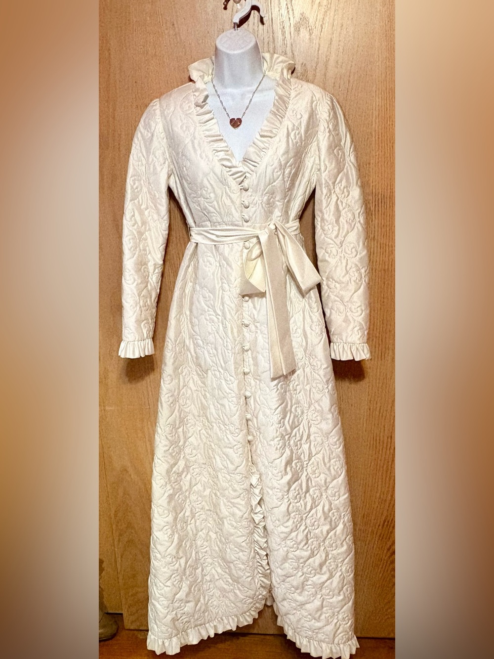 Vintage Vanity Fair White Quilted Trapunto Satin Full-Length Fancy Robe Sz. 12